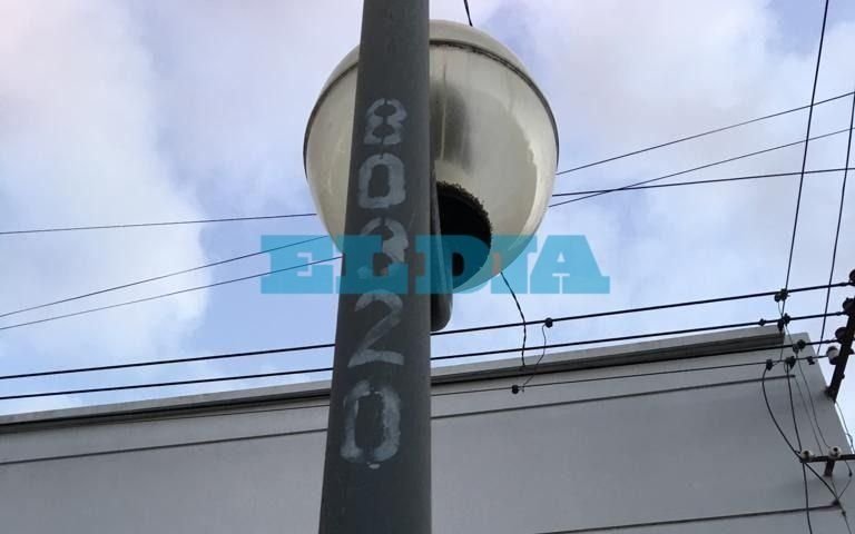 Luminaria sin funcionar hace dos semanas en 17 entre 63 y 64