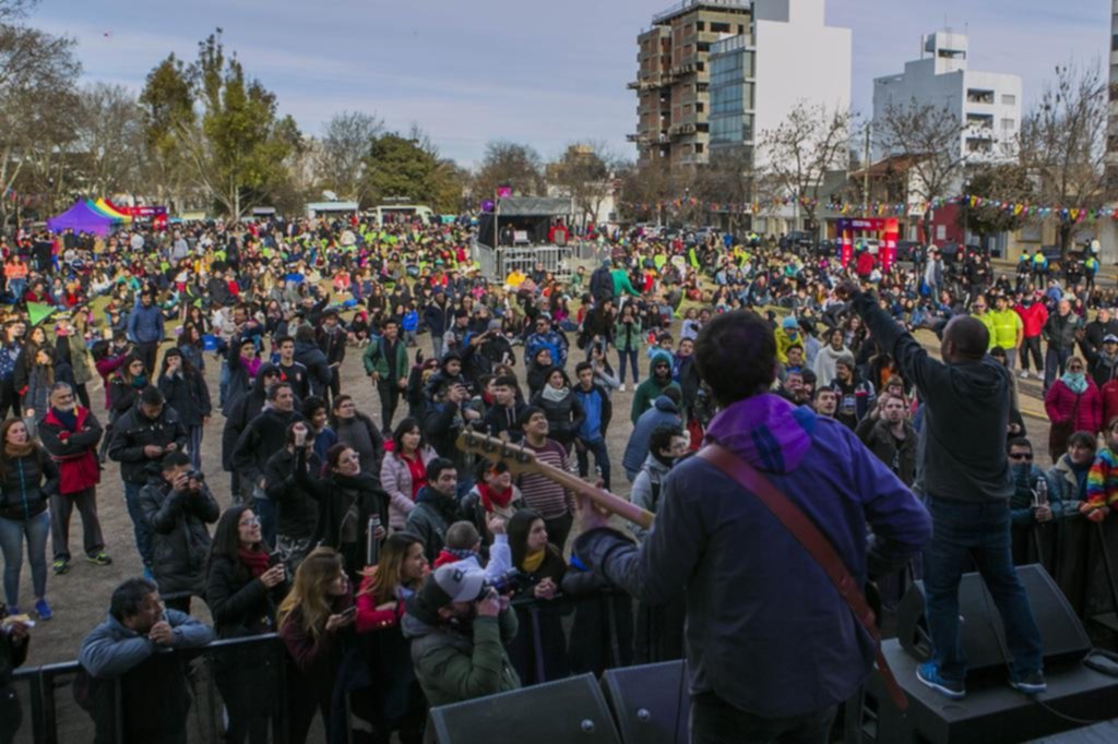 Miles de vecinos desafiaron el frío para disfrutar la música y los juegos en plaza Malvinas