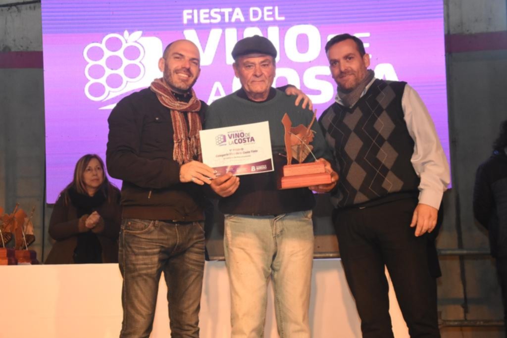 Premiación en la fiesta del Vino de la Costa en Berisso
