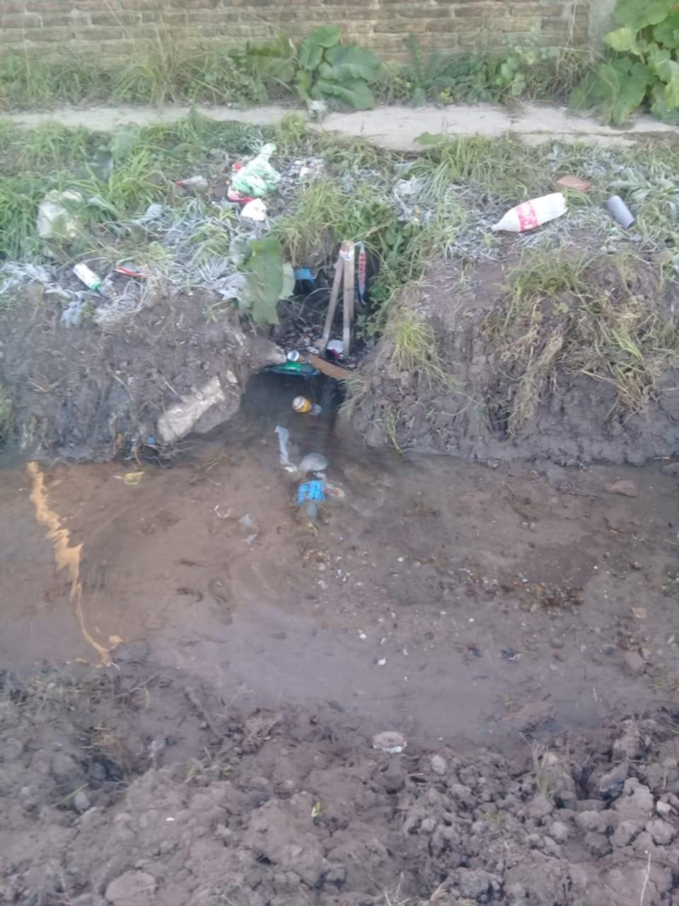 Rompen un caño y dejan una zona de Villa Elvira sin agua