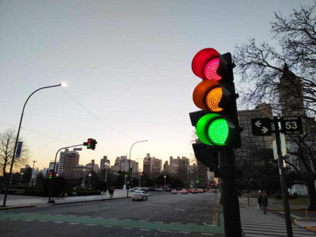 Un semáforo con todas las luces encendidas en 12 y 53 La Ciudad Un semáforo con todas las luces encendidas en 12 y 53 La Ciudad