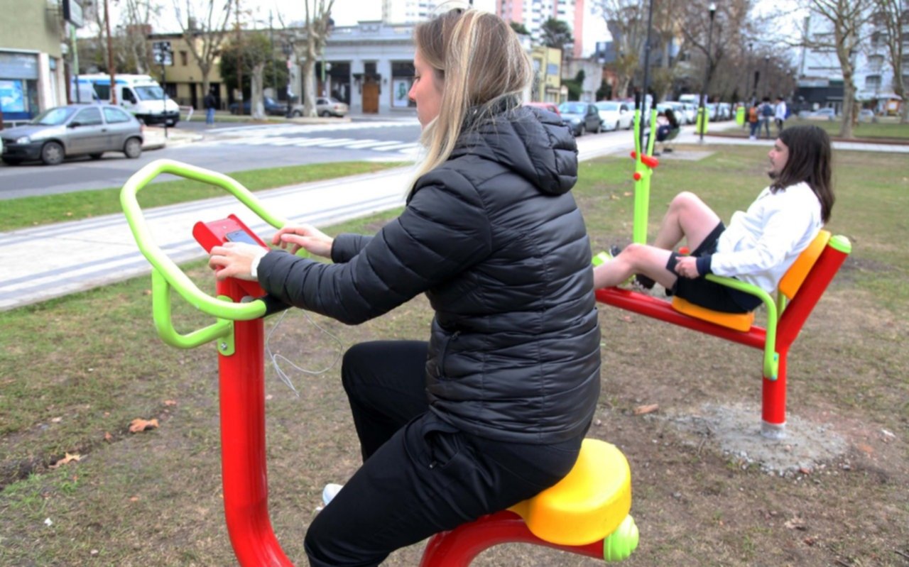 Instalan en las plazas juegos aeróbicos que permiten cargar la batería del celular 