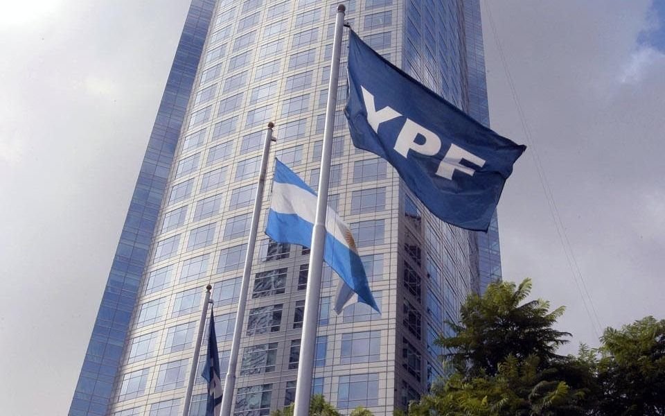 Argentina buscará probar el origen fraudulento de la compra de Petersen de acciones de YPF