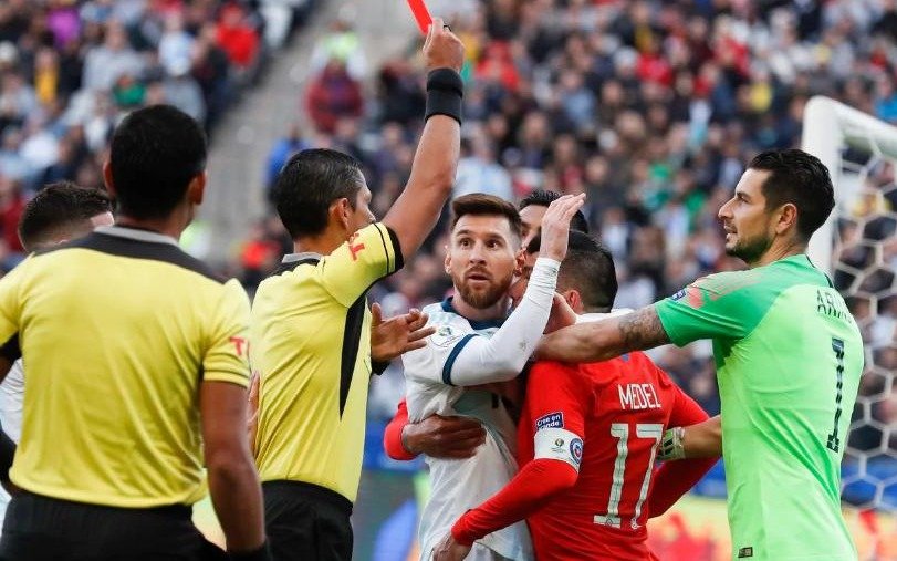 El árbitro que echó a Messi también salió a hablar: ¿qué dijo de la polémica expulsión?