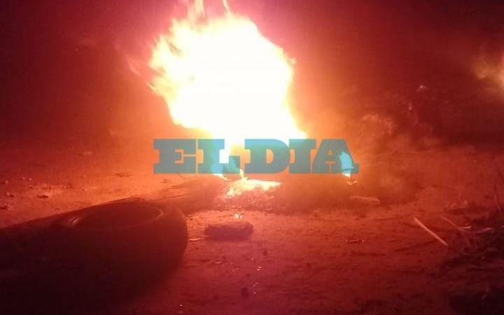 Vecinos de Villa Alba cortan ruta 11 y 610 en reclamo por falta de luz