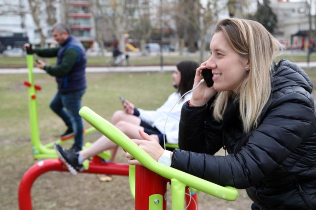 Modernos equipos para cargar el celu y entrenar