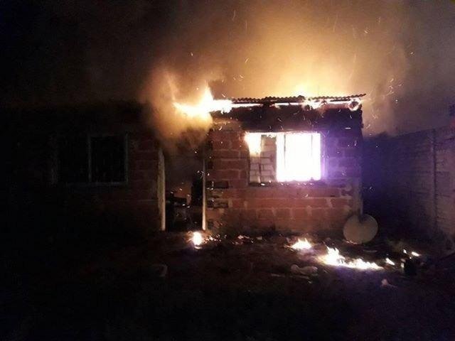Se quemaron dos casas en Villa Elvira y Los Hornos
