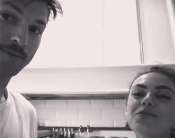 Ashton Kutcher y Mila Kunis cantan en divertido español “La vaca Lola”