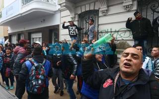 Piquete y tensión en la sede de la UOCRA de 50, 3 y 4