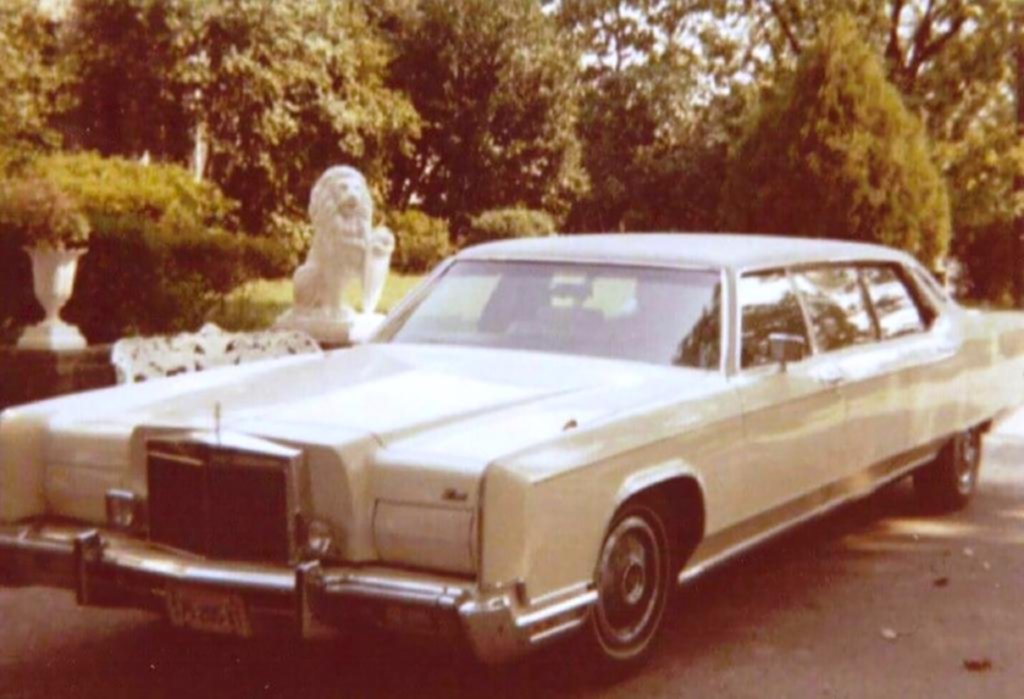 La limusina de Elvis Presley y otros dos vehículos, a subasta