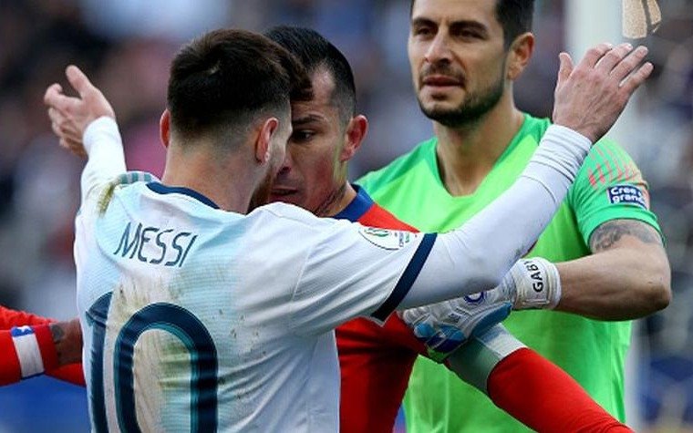 Futbolista chileno le pegó muy duro a la Argentina y trató de "caradura" a Messi