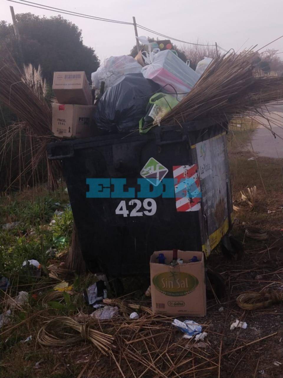 Derrame de basura en contenedor de 137 y 607
