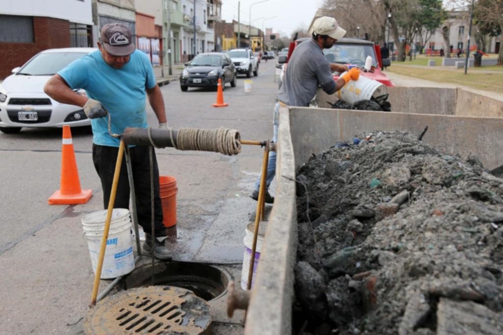 Red de desagües: ya encaran la limpieza del conducto troncal de la avenida 25