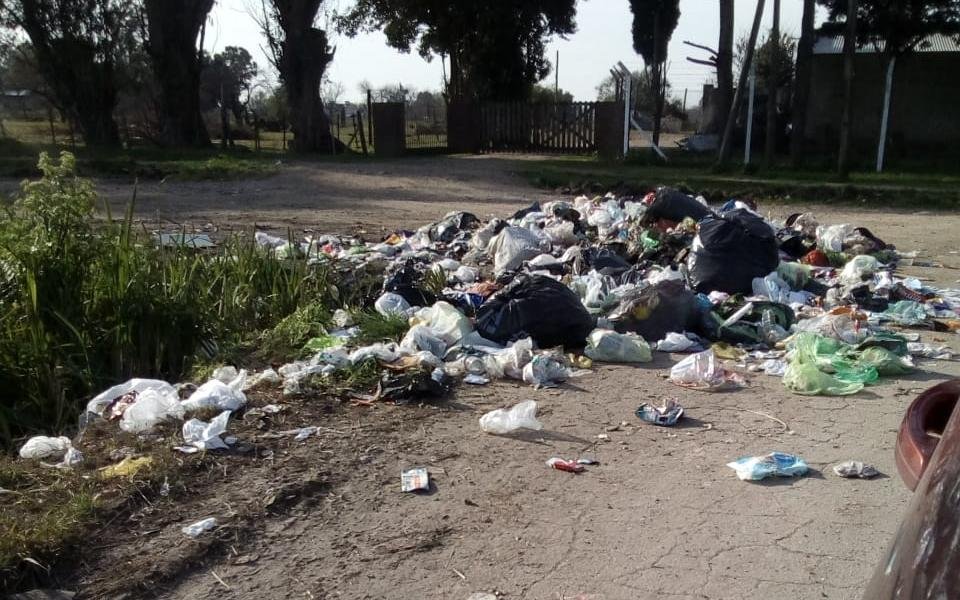 En Los Hornos, tapados de basura