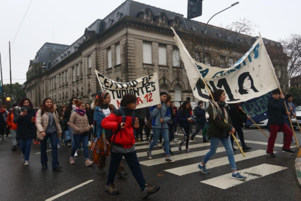 Más estudiantes sacaron a la calle la protesta por el frío que pasan dentro de las aulas
