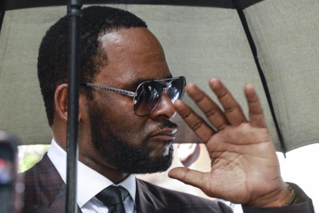 Un monstruo: el rapero R. Kelly, arrestado por abuso sexual de menores y pornografía infantil