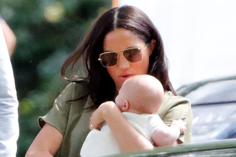 Bajo la lupa: critican duramente a Meghan Markle por la forma en la que se la vio alzar a su bebé