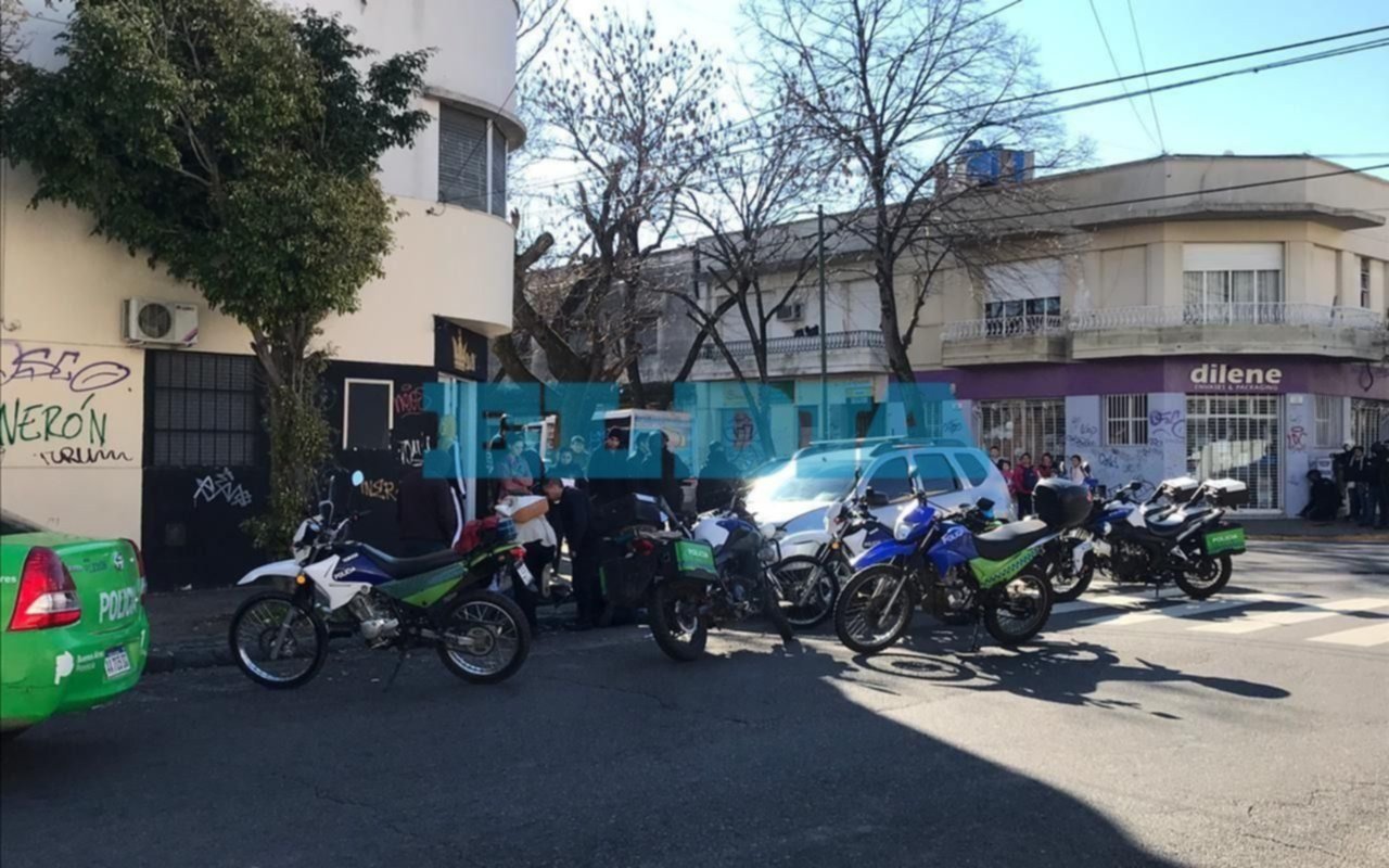 Cae una pareja de motochorros armados en 4 y 43: balearon a un comerciante