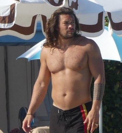 Burlas y memes por la pancita sin abdominales de Jason Momoa: ¡ridículos!