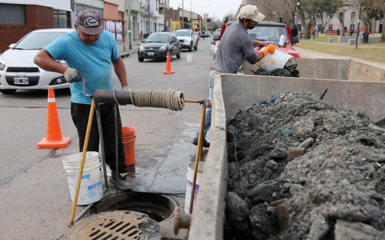 Realizan una importante limpieza en el conducto de avenida 25 para optimizar los desagües