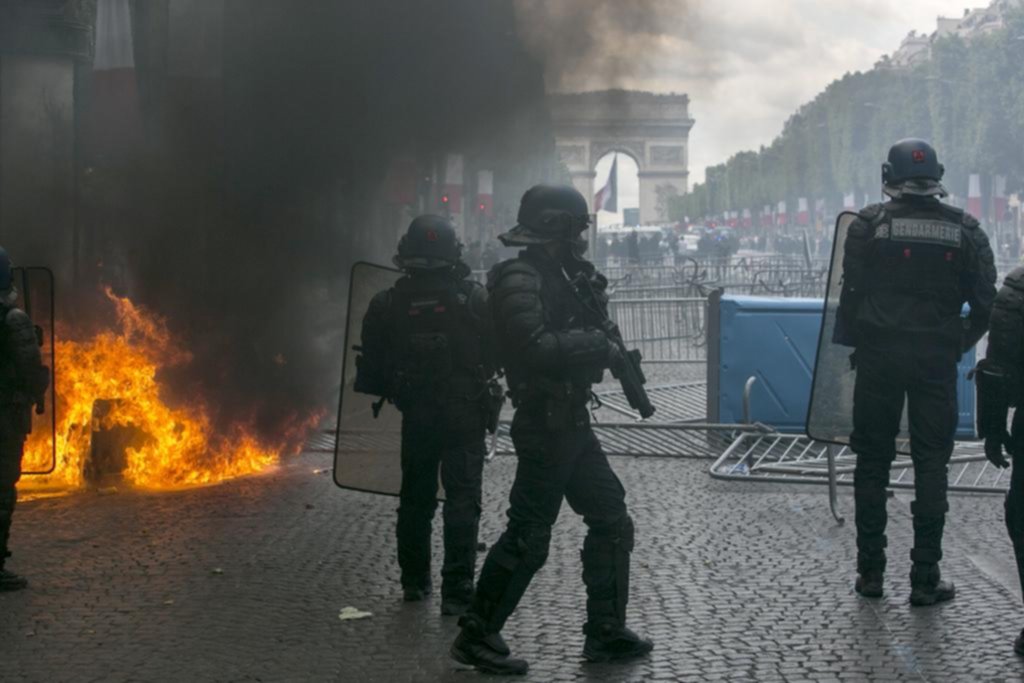 Incidentes con “chalecos amarillos” empañan la fiesta del 14 de julio en Francia