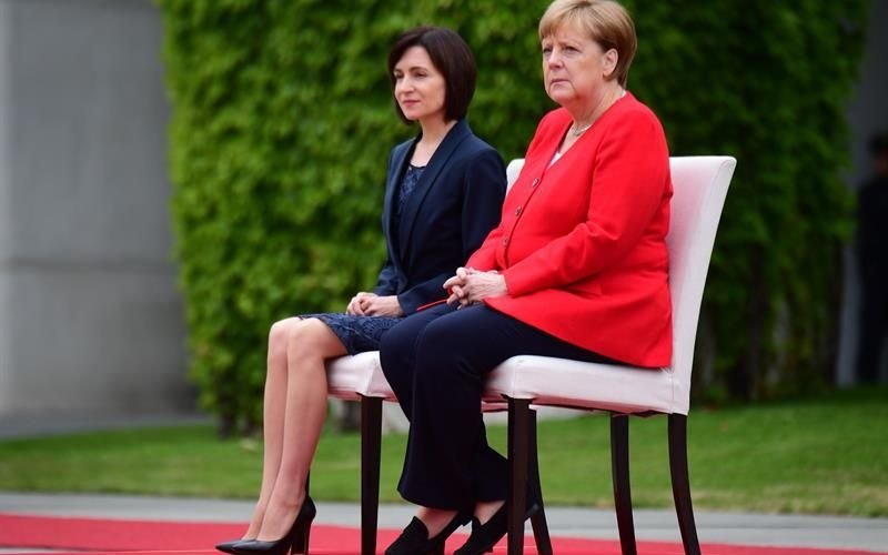Merkel vuelta a estar sentada durante los himnos nacionales en una ceremonia oficial