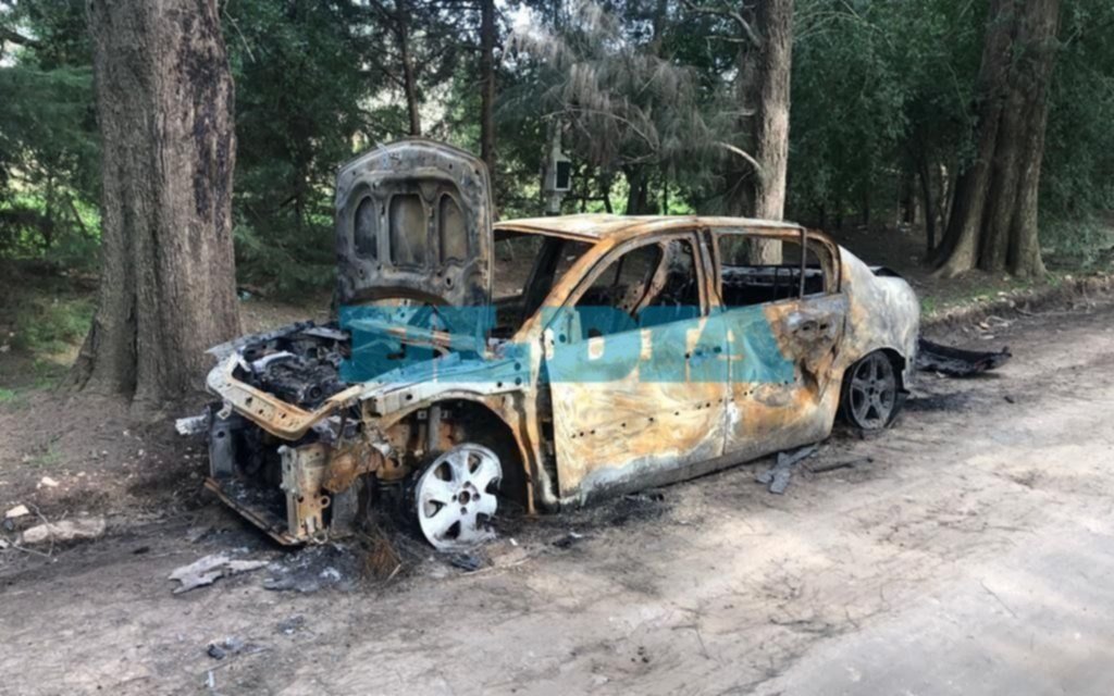 Auto incendiado y abandonado en Abasto