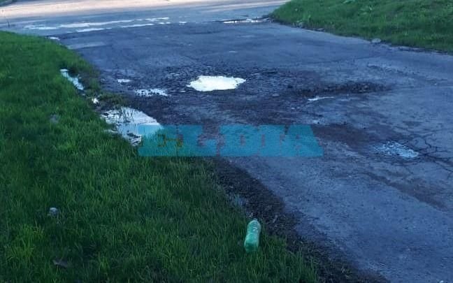 Una calle repleta de pozos y pocitos