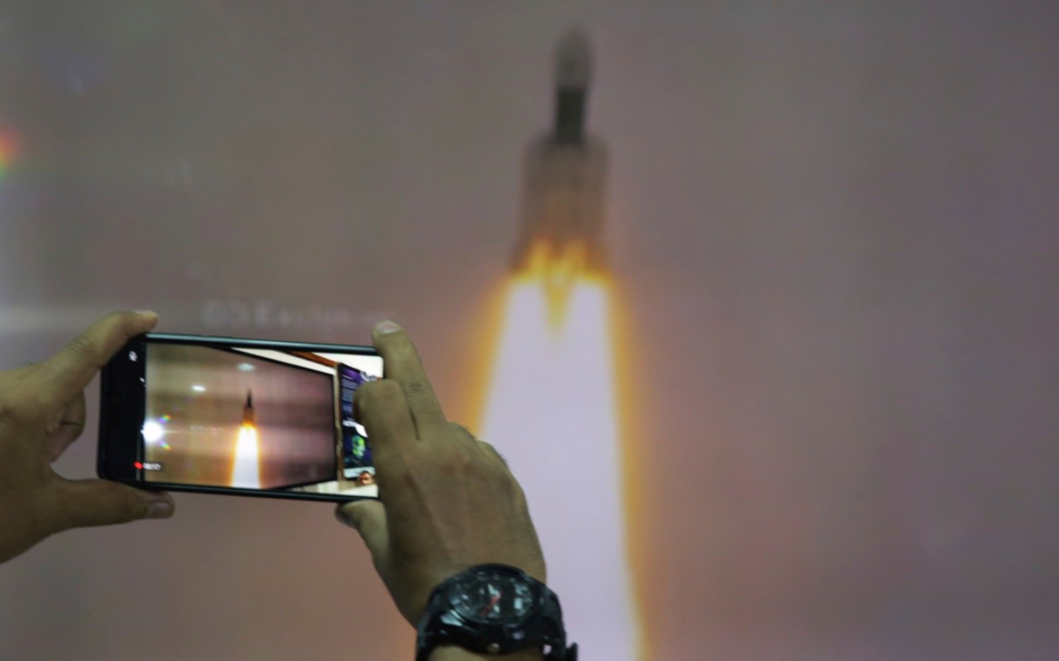 La India lanzó con éxito su misión al inexplorado polo sur de la Luna