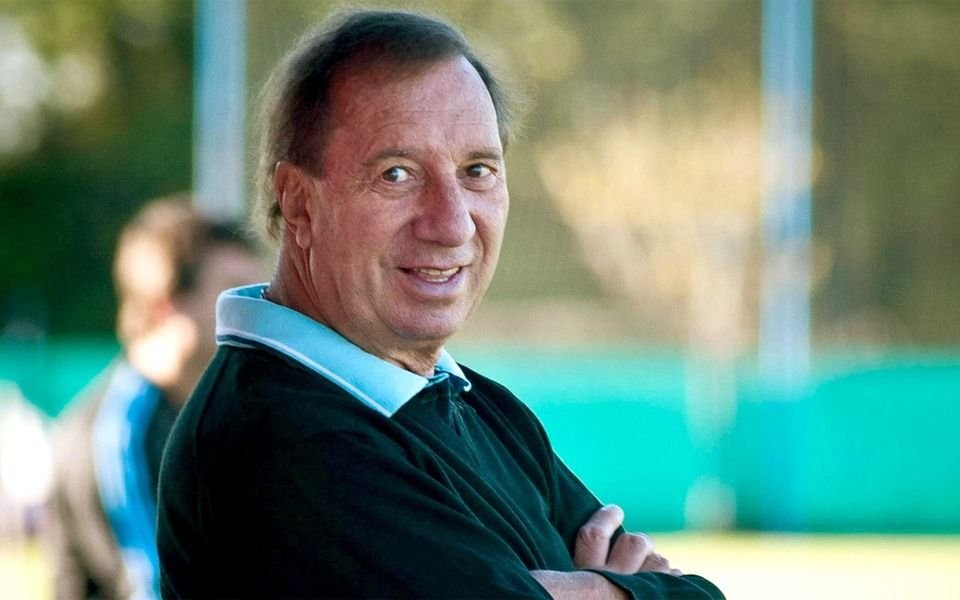 Mejora la salud de Bilardo: "Ayer hablaba y se largó a caminar"