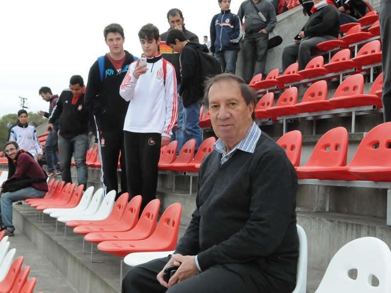 Bilardo, de a poco, mejora: dio unos pasos, empezó a hablar y lo pasarían a una sala común