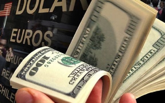 El dólar avanzó 50 centavos y cerró a $44,40 en el Banco Nación