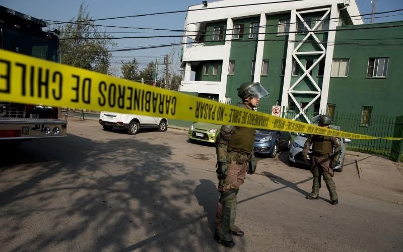 Ocho carabineros resultaron heridos por la explosión en una comisaría en Santiago