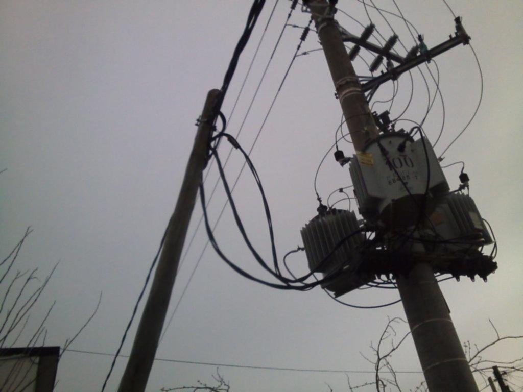 Reclaman por un poste a punto de caer en Ringuelet