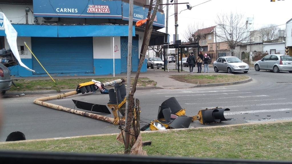 Susto por un semáforo que se vino a pique en 1 y 80