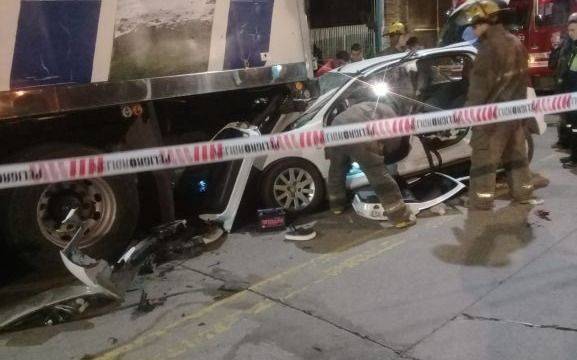 Tres jóvenes muertas al chocar contra un camión mal estacionado