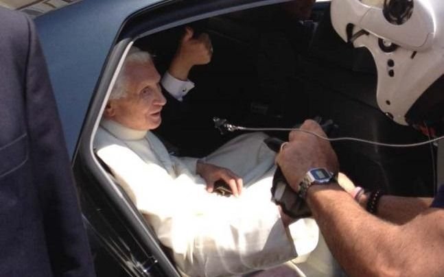 Benedicto XVI salió del Vaticano y paseó por las afueras de Roma