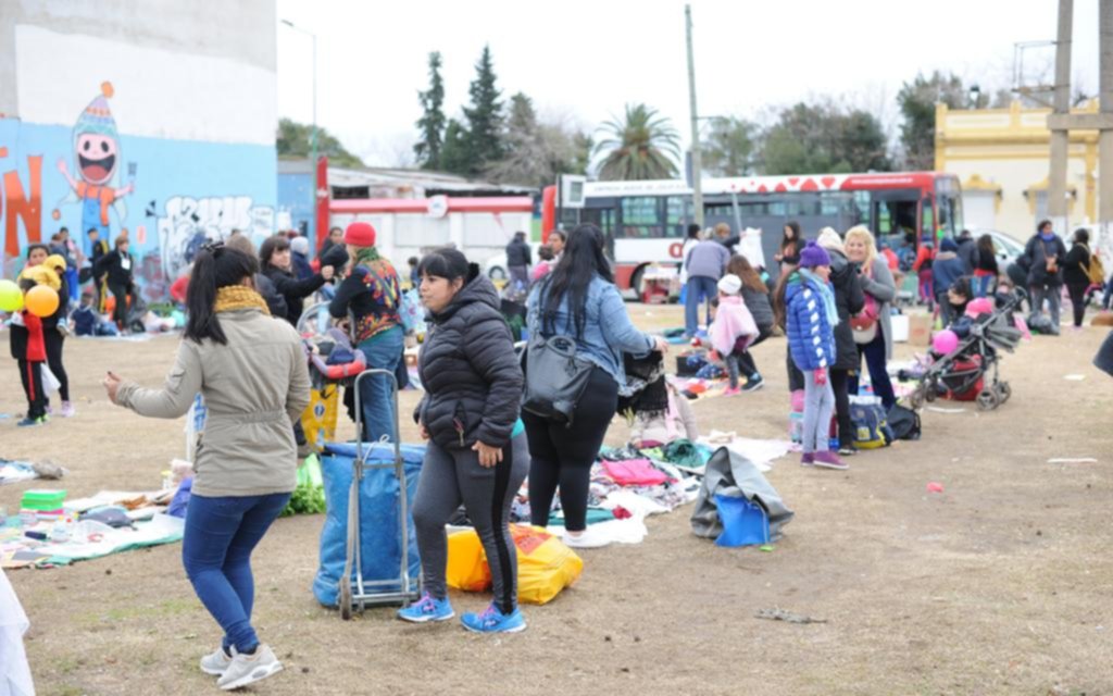 Para darle pelea a la crisis, el trueque gana terreno en los barrios platenses