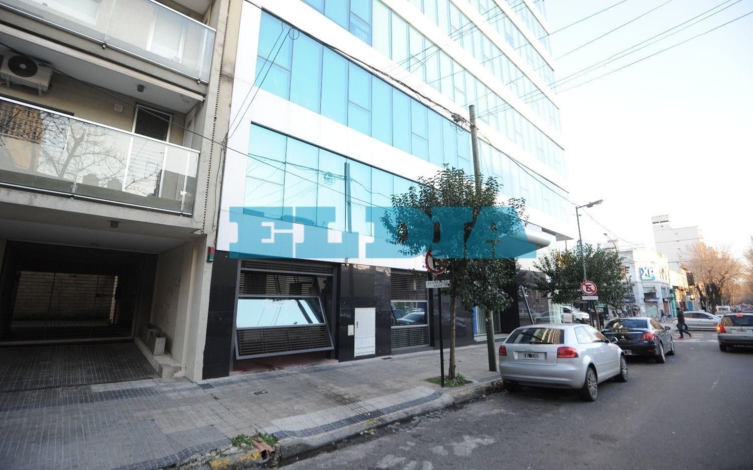 Una chica de 23 años murió al caer de un tercer piso en un edificio en pleno centro