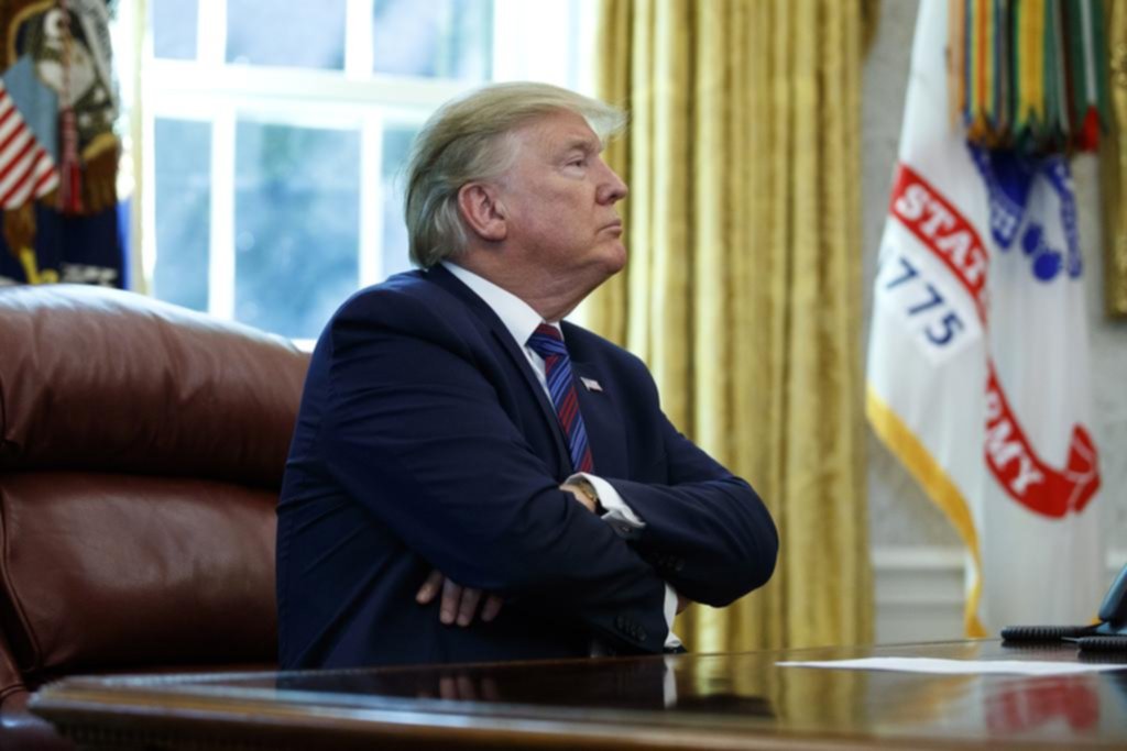 Trump insiste en sus ataques contra un legislador negro