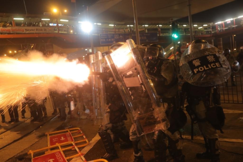 Dura represión en otro día de protestas en Hong Kong