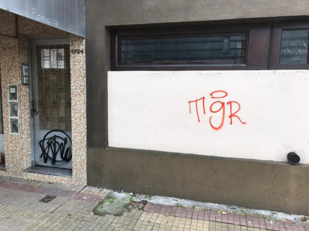 Grafiteros se ensañaron con la cuadra de calle 6 entre 68 y 69