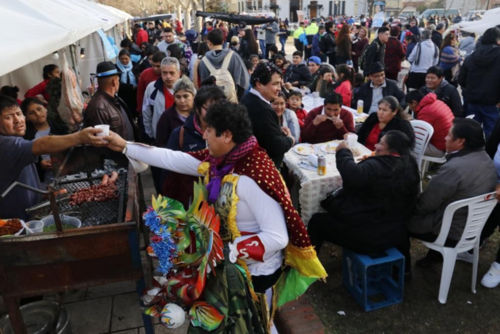Colorida celebración de la comunidad boliviana