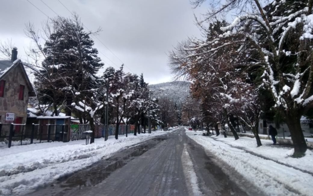 Lanzan alerta por prolongadas nevadas en Bariloche
