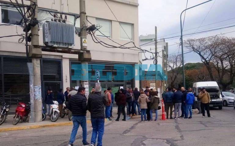 Protesta de estatales en la sede del Ministerio de Trabajo de 67 y 115
