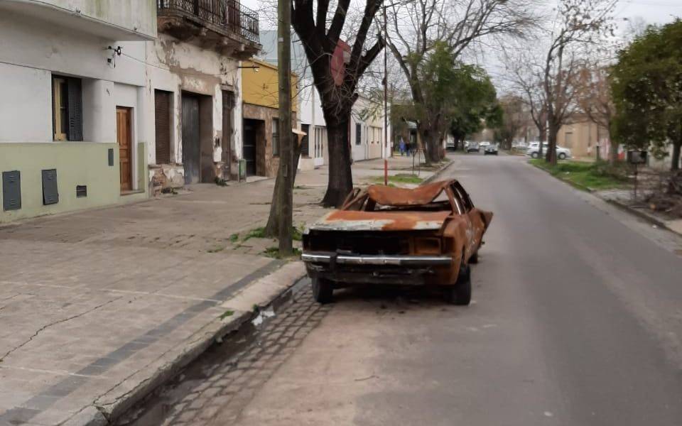 Reclaman por un Taunus oxidado y abandonado en Barrio Hipódromo