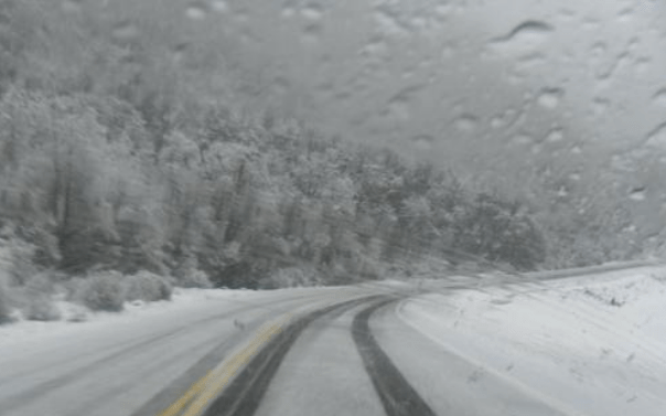 Por prevención ante intensas nevadas cortaron el tránsito en el Camino de los Siete Lagos