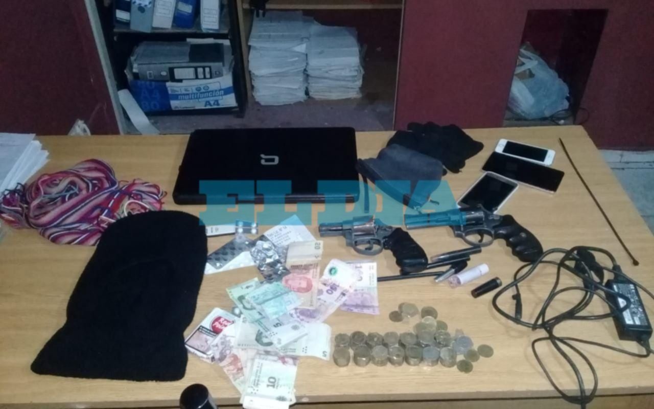 Detienen a dos motochorros armados en 528 y 10 con dinero robado