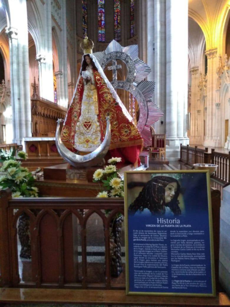 Exhiben los mantos de la Virgen de la Puerta, adorada por el pueblo peruano