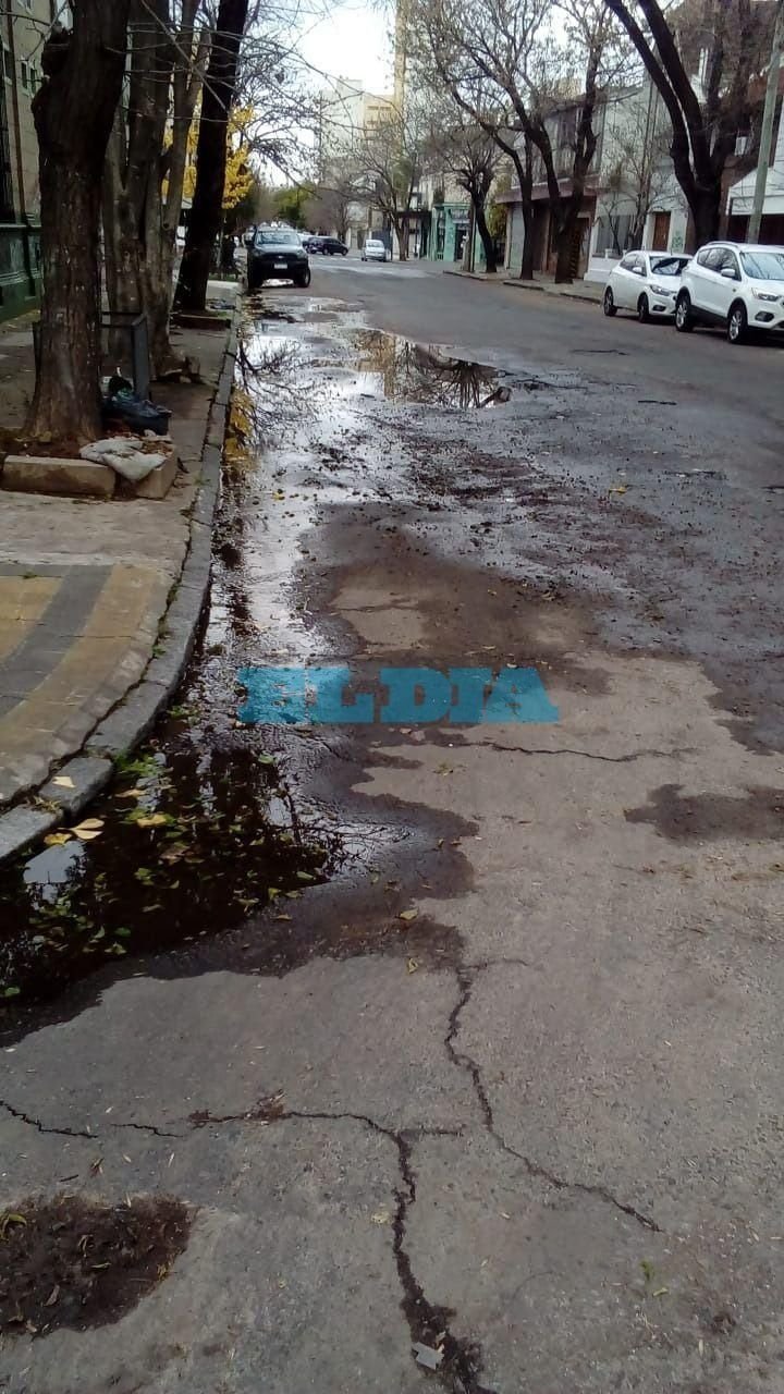 Una pérdida de agua genera trastornos a vecinos de la zona de 15 y 53